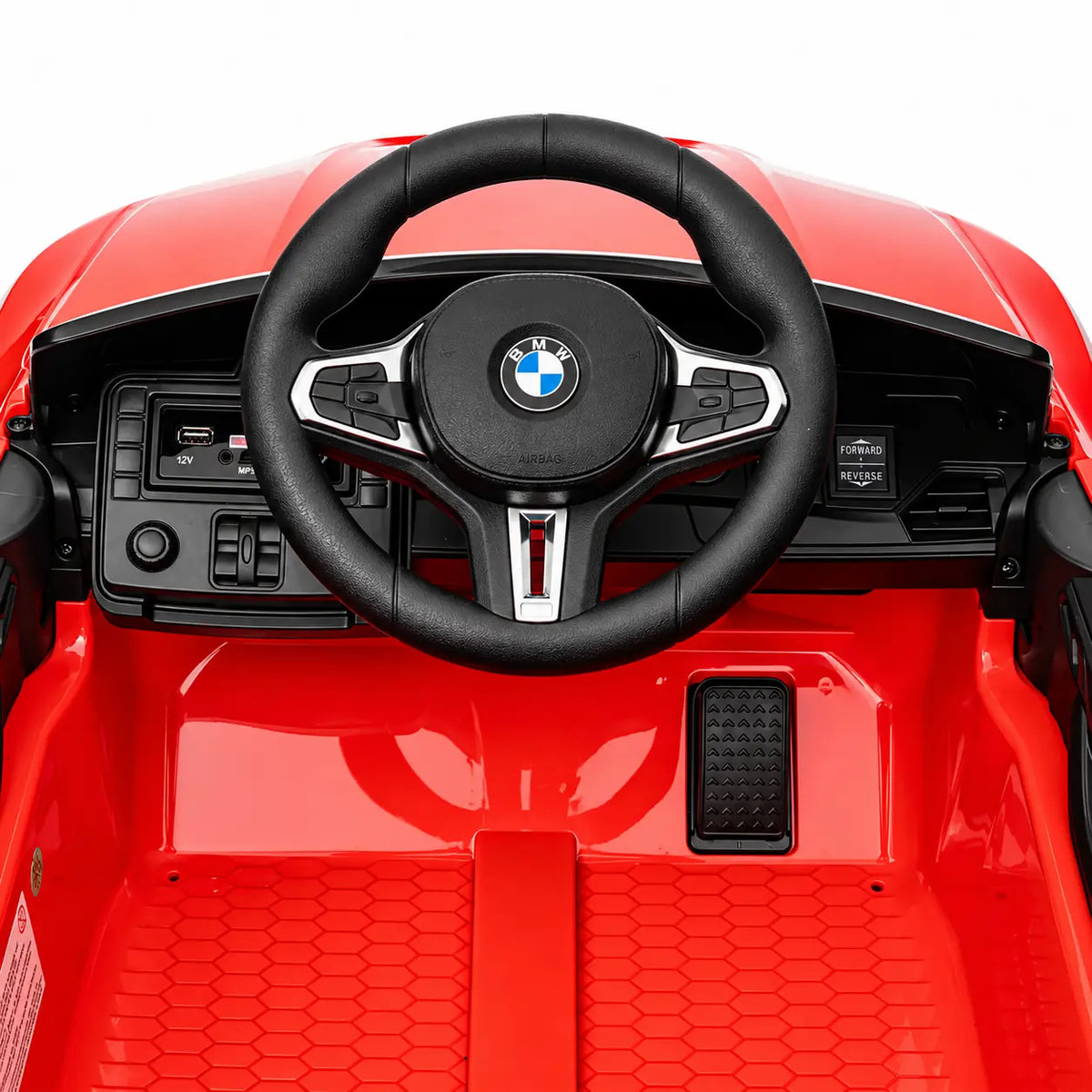 Mașinuță electrică KIDOO® BMW M4 roșie, detaliu al volanului, bordului și pedalei