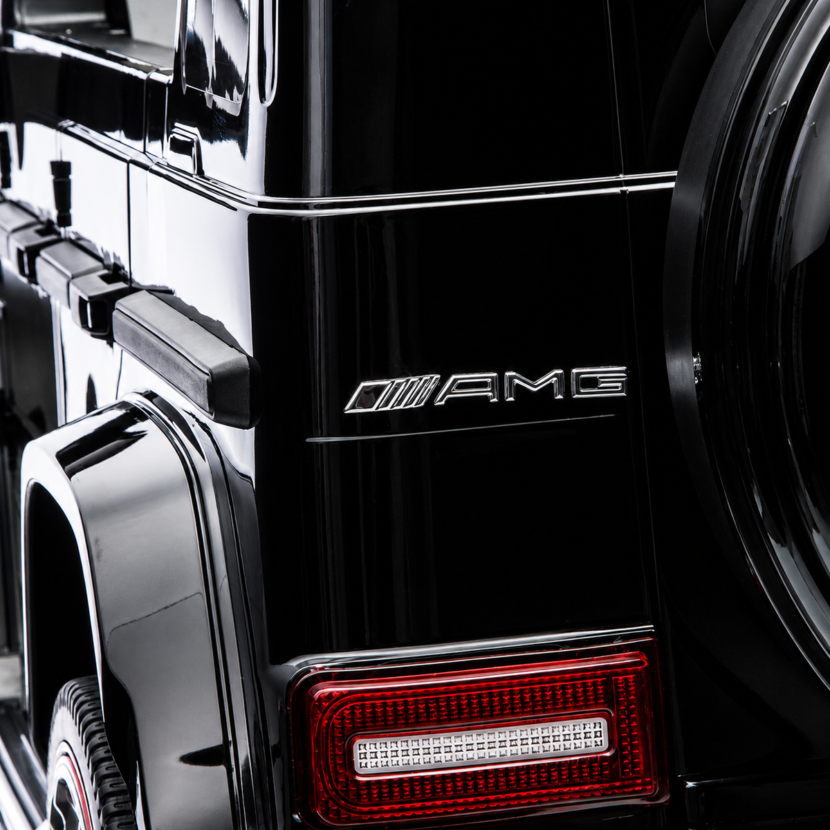 Mercedes-Benz AMG G63 – Mașinuță electrică oficial licențiată pentru copii (12V, 2 motoare de 30W)